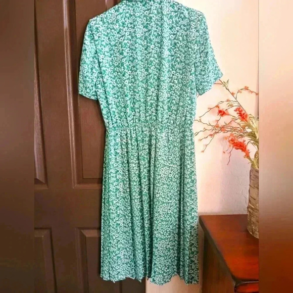 Leslie Fay floral short-sleeve pleated maxi dress in soft green - Picture 3 of 8